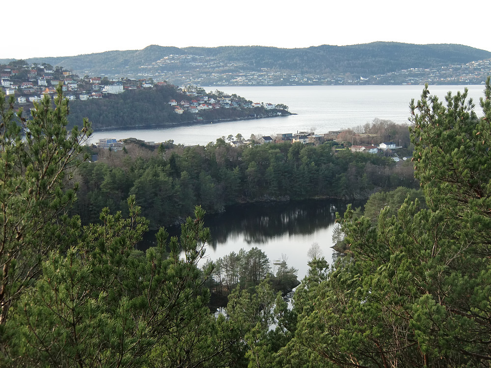 Hesteberget utsiktspunkt. bakerst Askøy, Eidsvågsneset og under ligger Åstveitsvatnet
