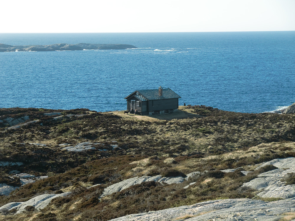 Dethloff-hytta sett fra Arseto (zoomet)
