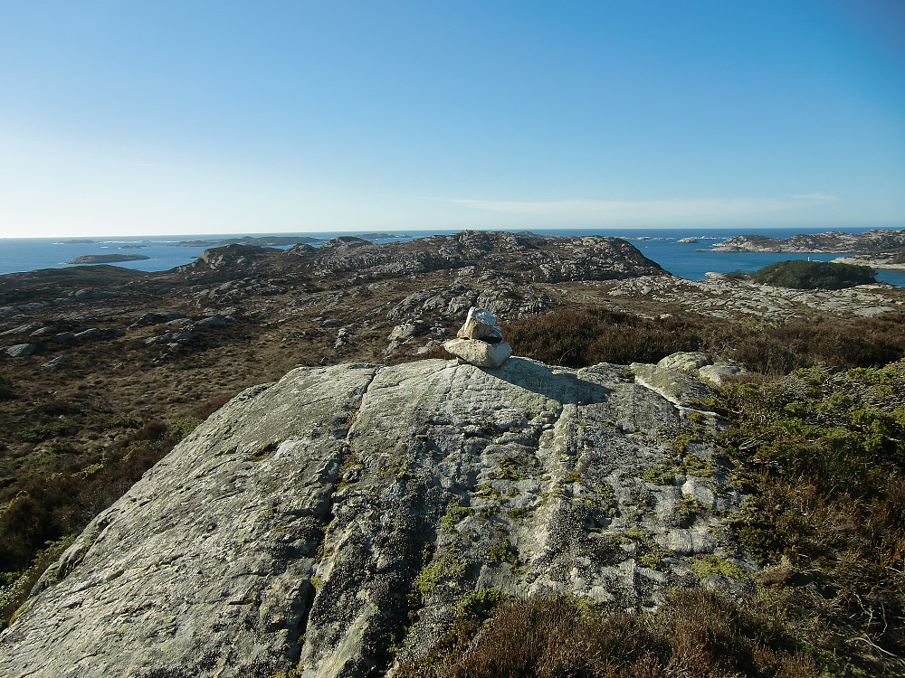 Toppen på Ono med utsikt ut mot Brattlivarden