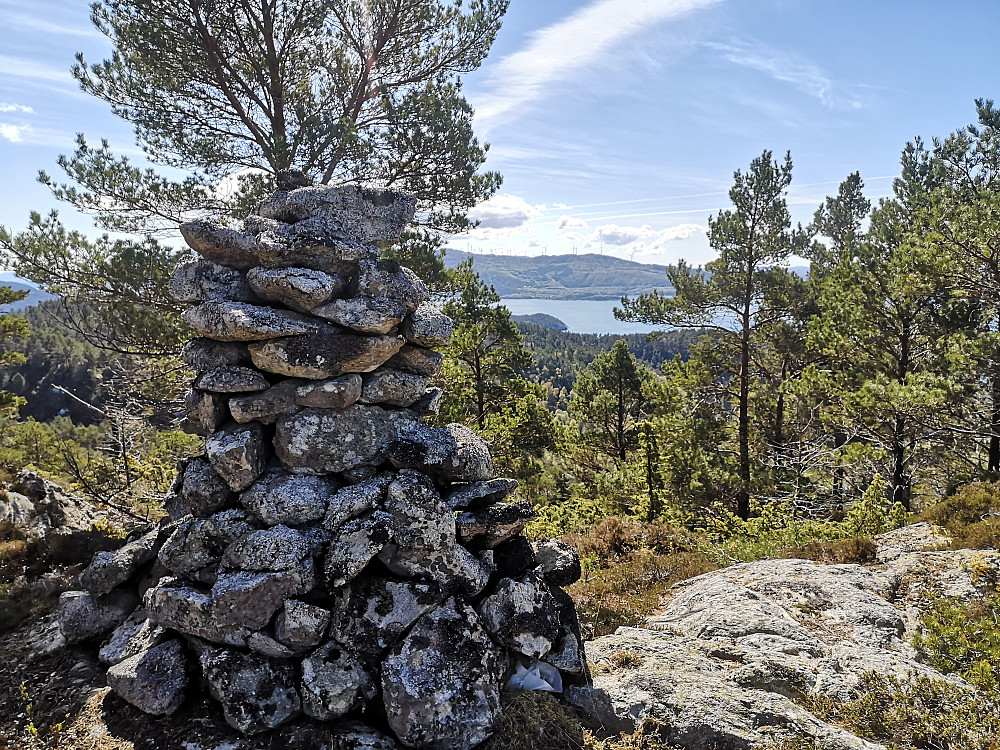 Vardafjellet med utsikt mot vinnmøllene på Fitjar 