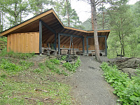 stor gapahuk ved Knutabruo