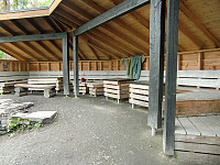 stor gapahuk ved Knutabruo