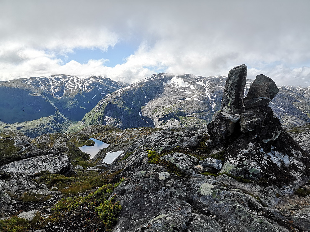 Vikanuten 1078 med utsikt mot Gråheivarden 1271