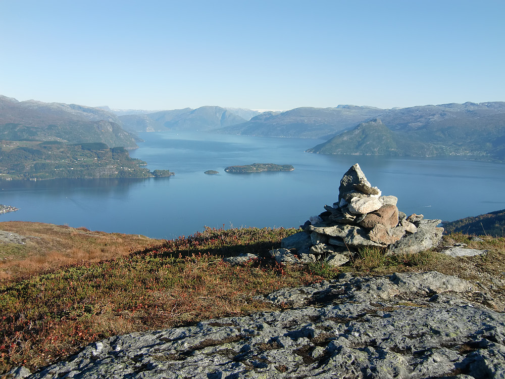 Hellefjellet 678 med utsikt mot Kvamsøy og Hardangerfjorden 