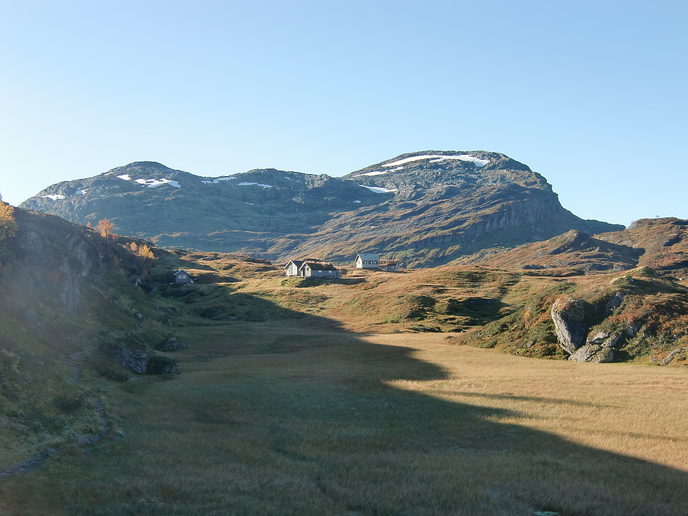 Stølen Aksneshella med Vesoldo og Tørvikenuten i bakgrunnen, ikke alle stølshusene er med på dette bilde.