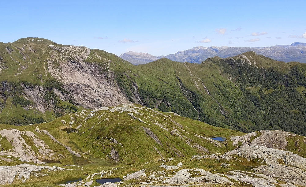 utsikt fra Skorsfjellet mot Gråskorvenuten til venstre videre Såta i midten og Langevassnuten til høyre. 