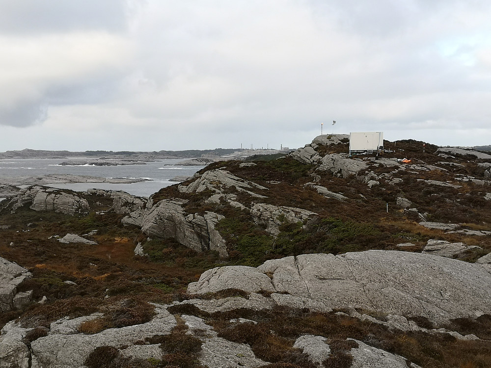 Ramboghøyen med Kolsnes i bakgrunnen. Dagsturhytten kommer rett i forkant av brakken. 