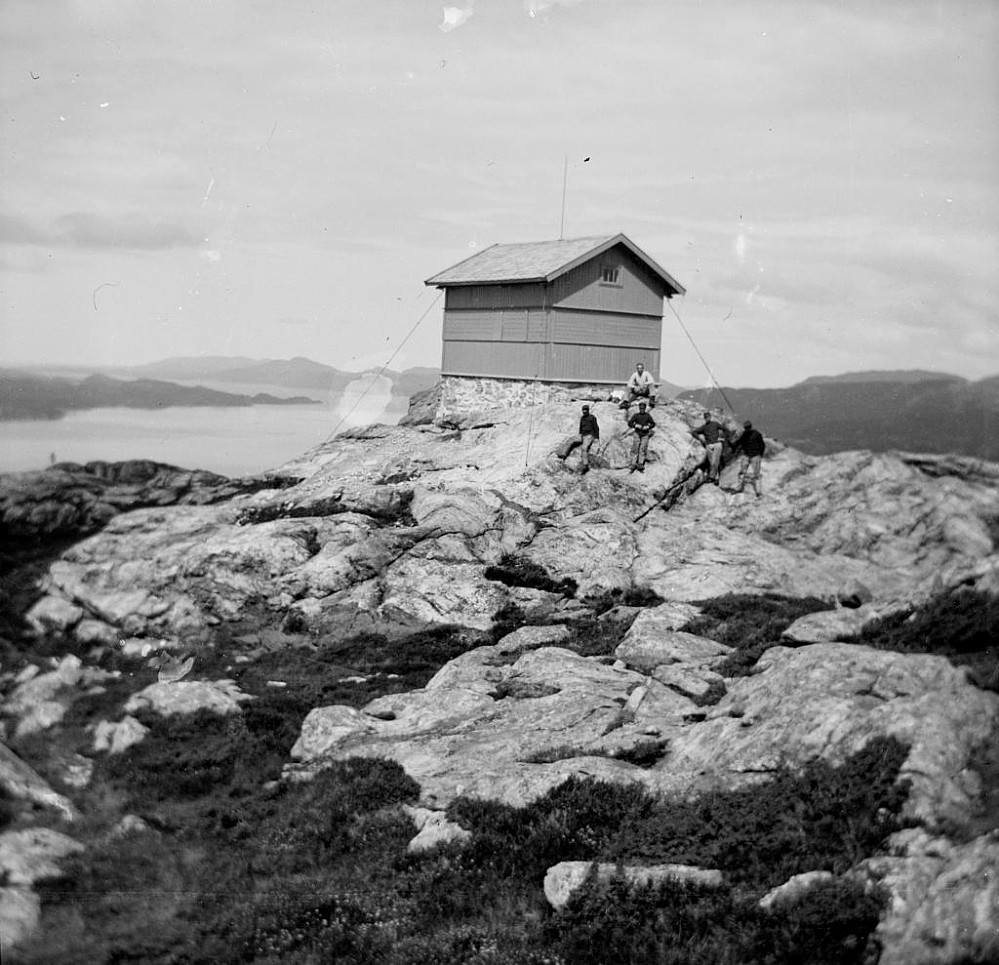 Huset til Orograf og Signalstasjonen på Ørneberget. Kreditering: Fotograf Rudolph Stoltz ubb-bs-ok-15608 på MARCUS