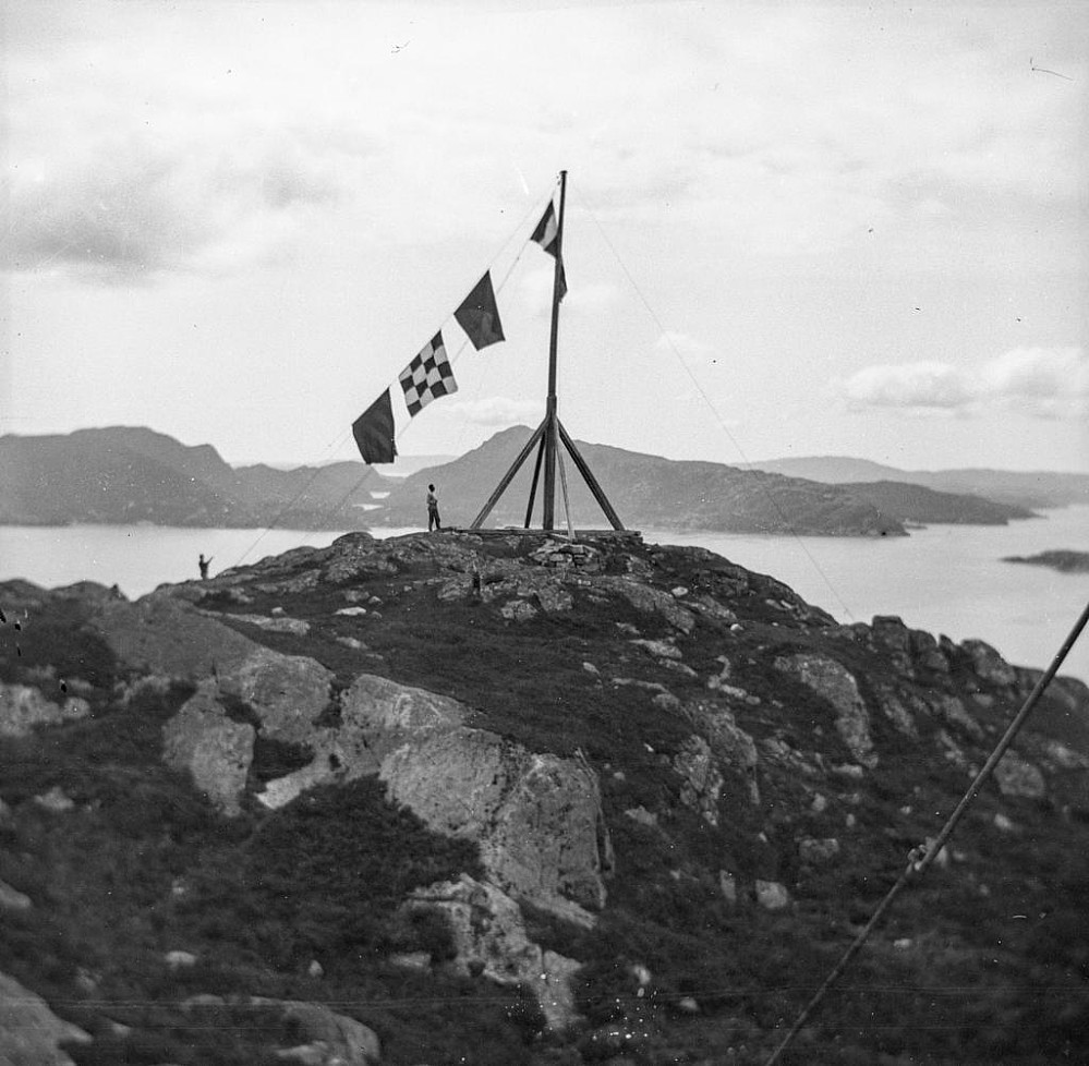 Signalmasten på Ørneberget, vi ser bardunen til huset i forkant på bildet. Kreditering: Fotograf Rudolph Stoltz ubb-bs-ok-15607 på MARCUS