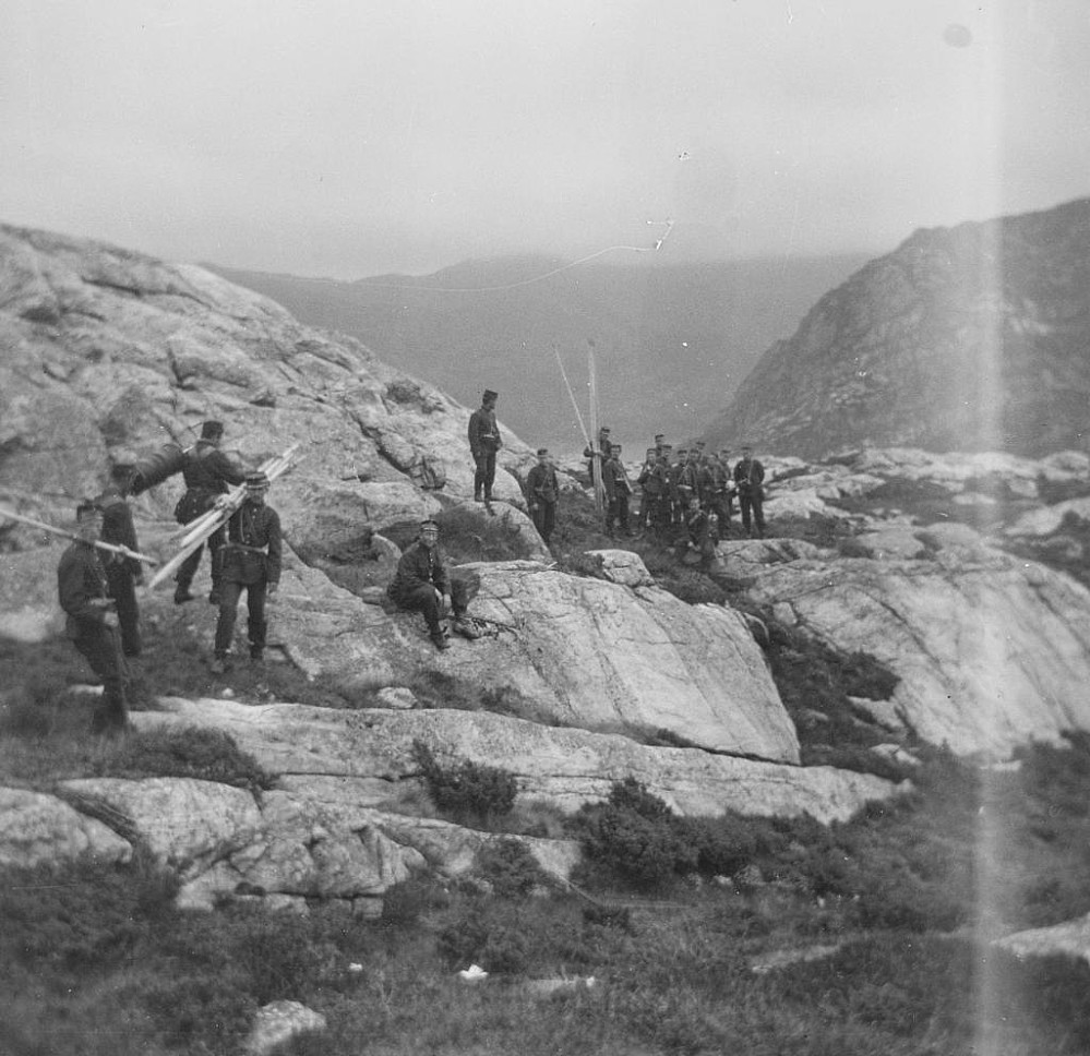 Arbeid med å montere telefonlinje. Soldatene står rett syd for den høyeste knausen på Ørneberget. Kreditering: Fotograf Rudolph Stoltz ubb-bs-ok-15609 MARCUS