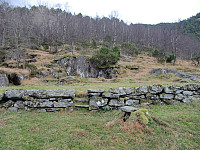 gammel mur der sti begynner