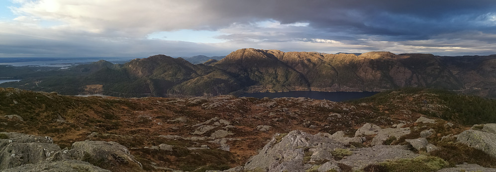 utsikt vestover mot Austrefjellet med flere 