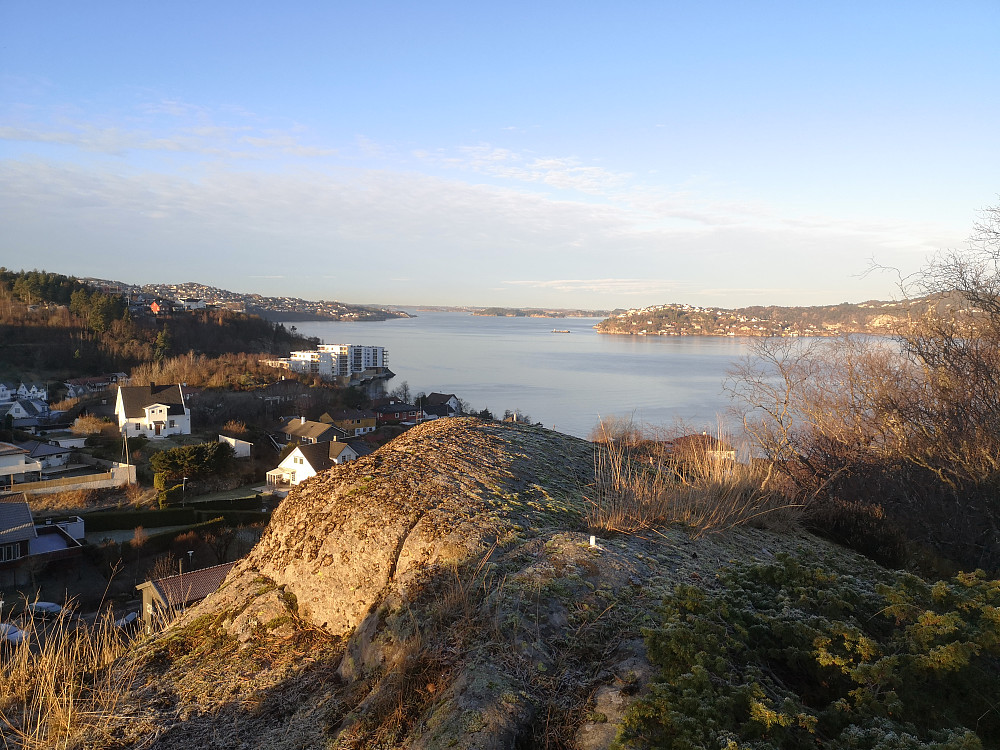 Godvikaskjenet med utsikt mot Hjeltefjorden