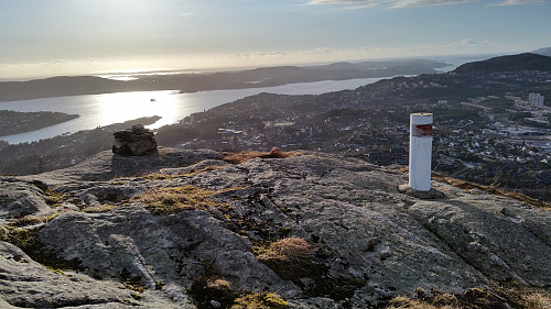 Austefjellet søyle sett mot vest med Askøy