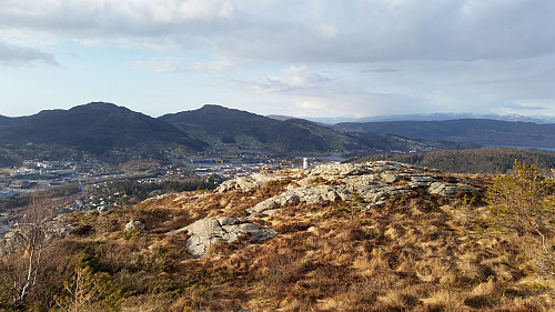 Austefjellet søyle sett mot nord med Veten