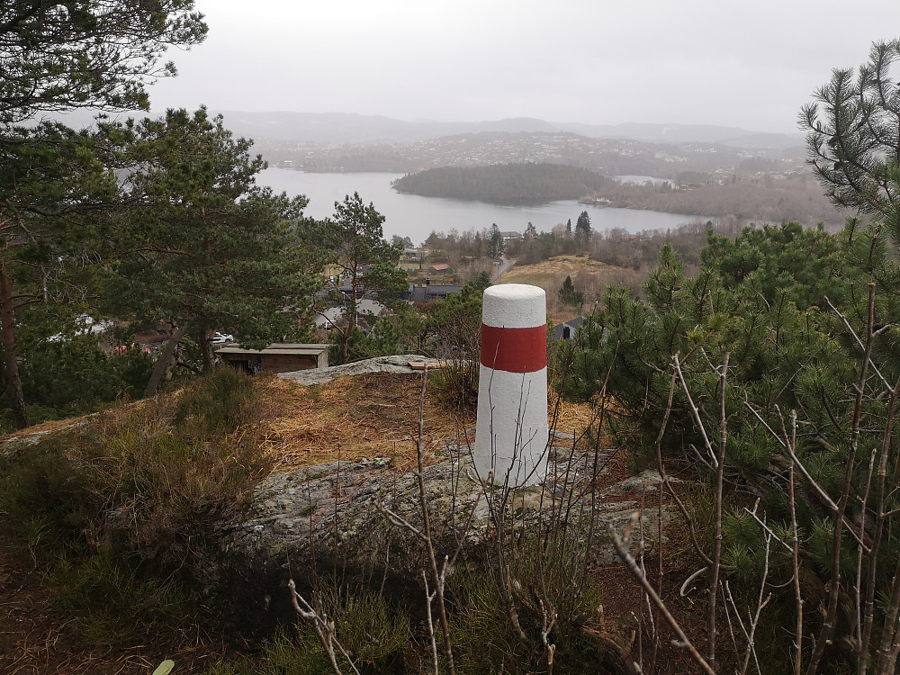 Bønes søyle med utsikt mot Nordåsvatnet