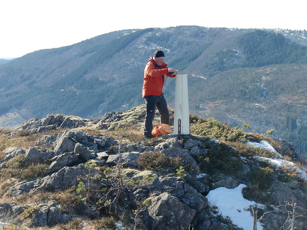 Knutsverre ved søylen på Åsen 