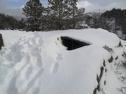Ørneberget NV  med hull i fjell etter Hellen luftvernbatteri