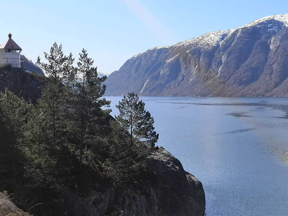 fyret på Tettaneset sett sydover Veafjorden. Rispingen på Osterøy i hvitt