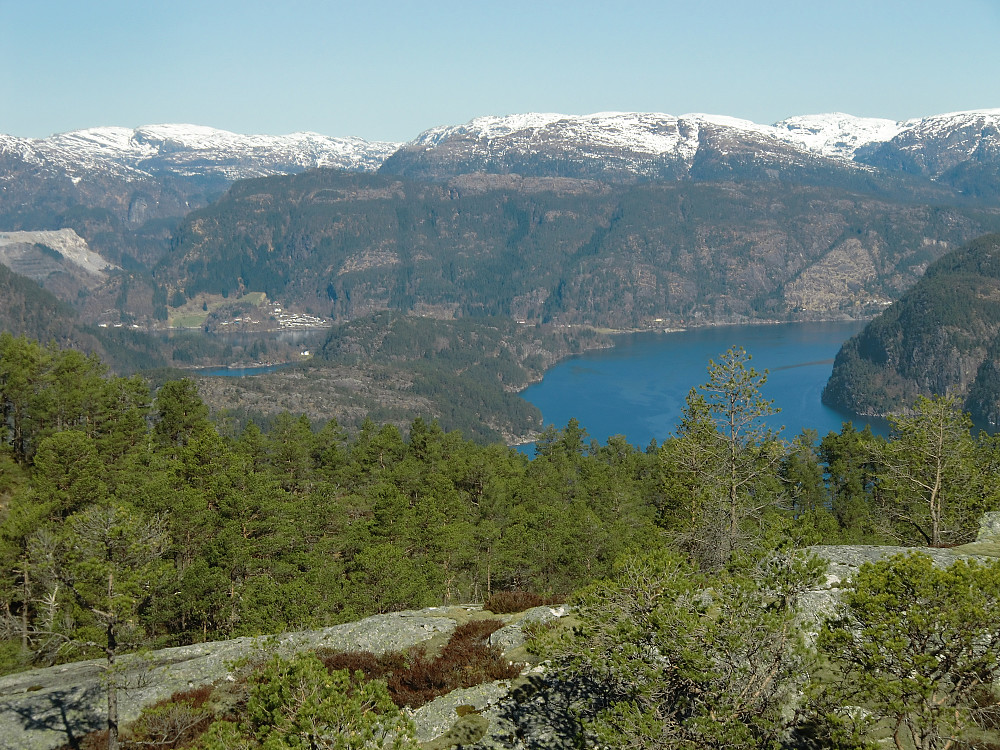 Kvernhusfjellet 394 moh. sett mot nord med Vikaneset. 