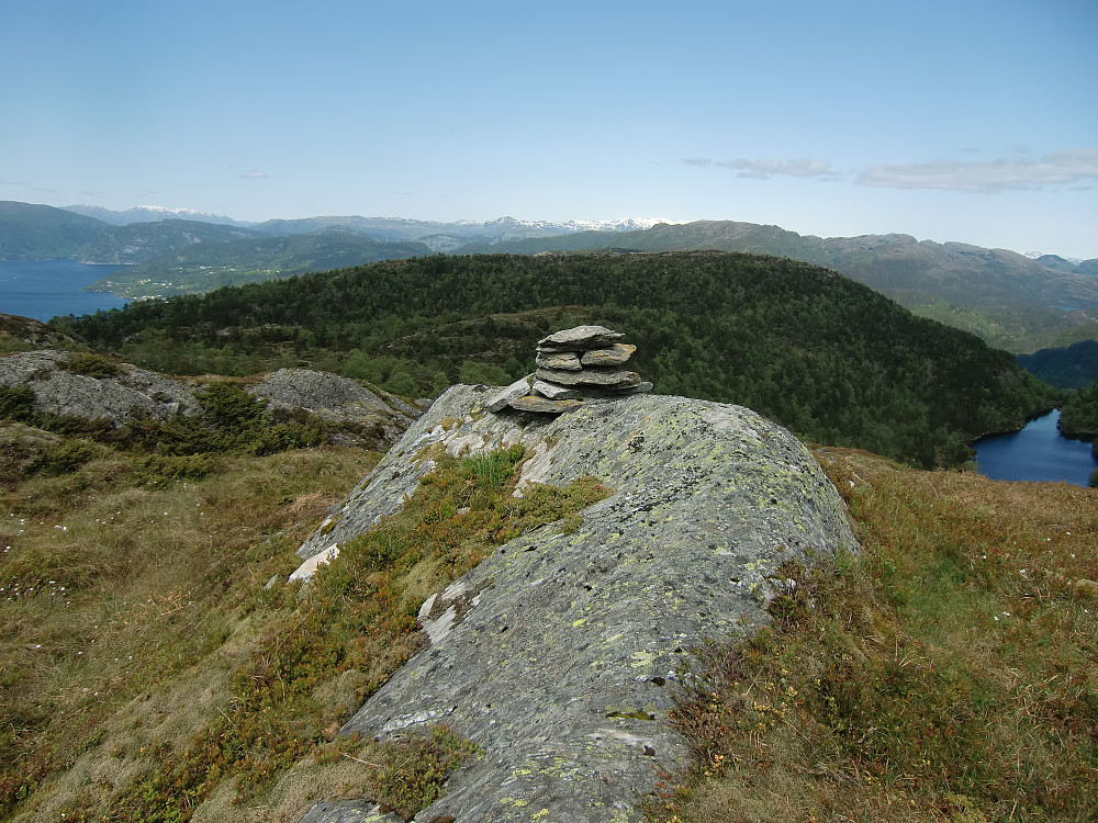 Revurefjellet 519 med neste turmål Aksla i bakgrunnen.