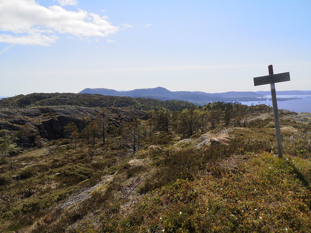 toppen på Aksla  med Tysnes i bakgrunnen