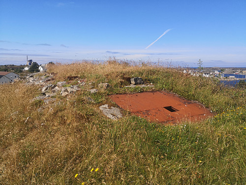 Toppen av Toskarhaugen, en skjult bunker med ståldør