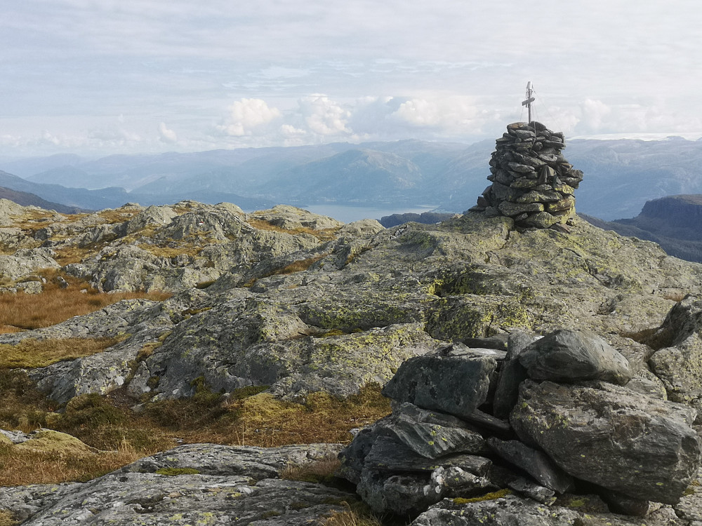 Våganipen sett østover med Hardangerfjorden og Folgefonna
