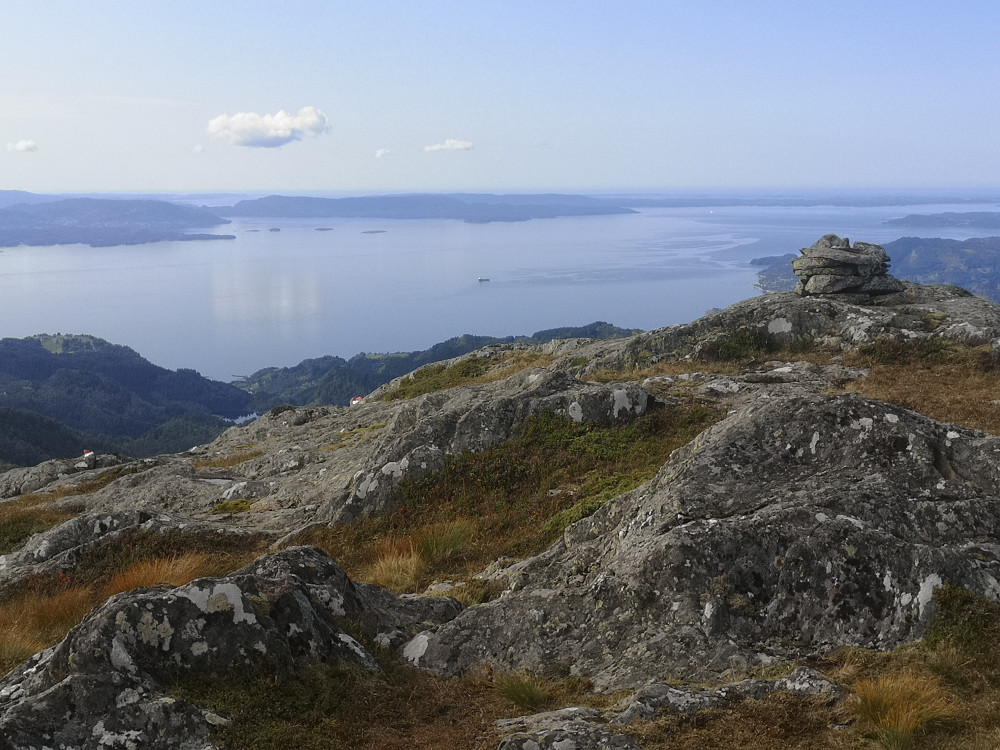 Fra varden sett mot vest med Bjørnafjorden
