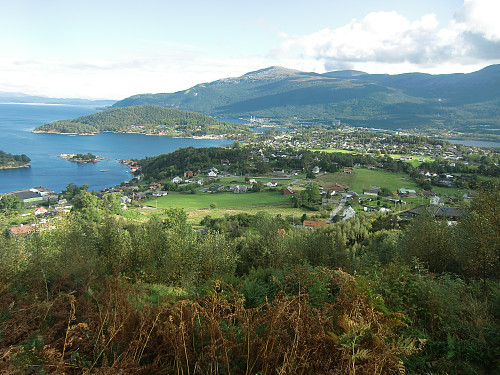 utsikt fra ryggen på vei opp, mot bebyggelsen på Kaldestad og Røssland