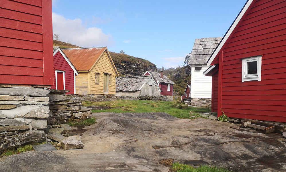 Holsete et fint stølstun med 14 hus i en klynge, pluss flere som ikke ligger like tett. 