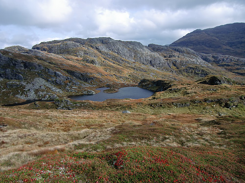på vei ned mot Skeisskartjørna med Storafjellet bak. 