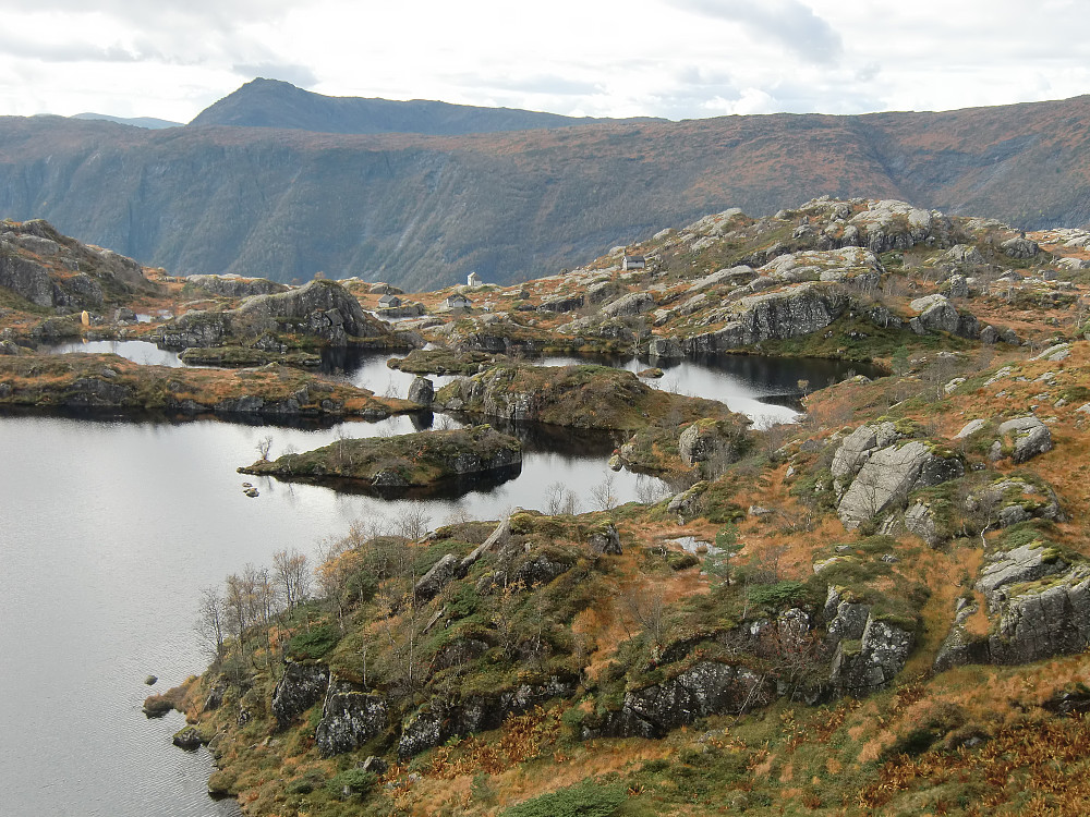 litt av Kraksåvatnet med Fossmarkstølen