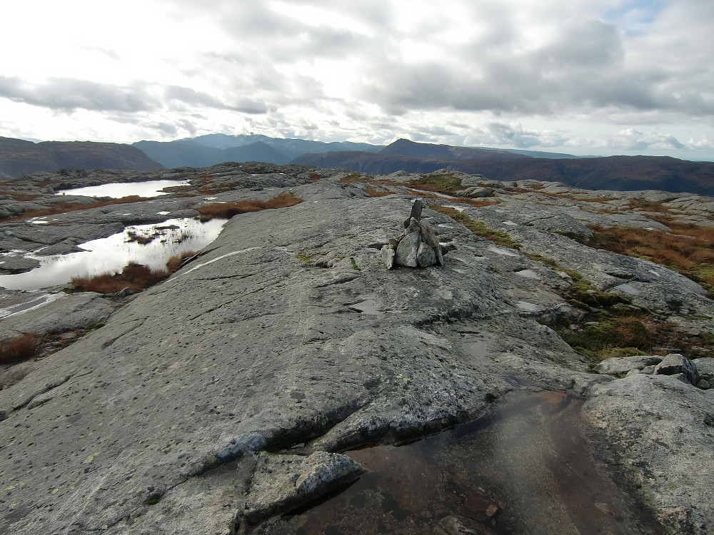Flatafjellet 785 mot Bruviknipa på Osterøy