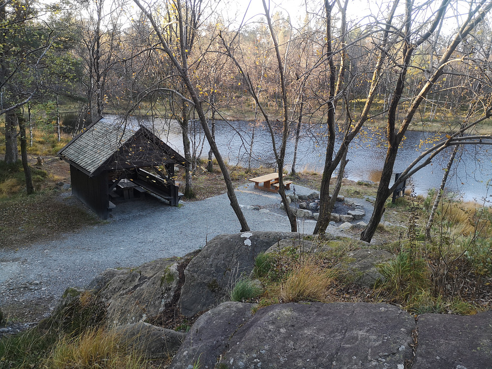 Munkegrind ved Garpetjernet har nå fått ny grus, ny benk og ny grillplass.