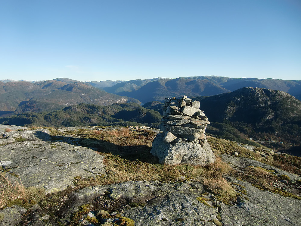 Varde 225m. nordøst for toppen og 16m. lavere
