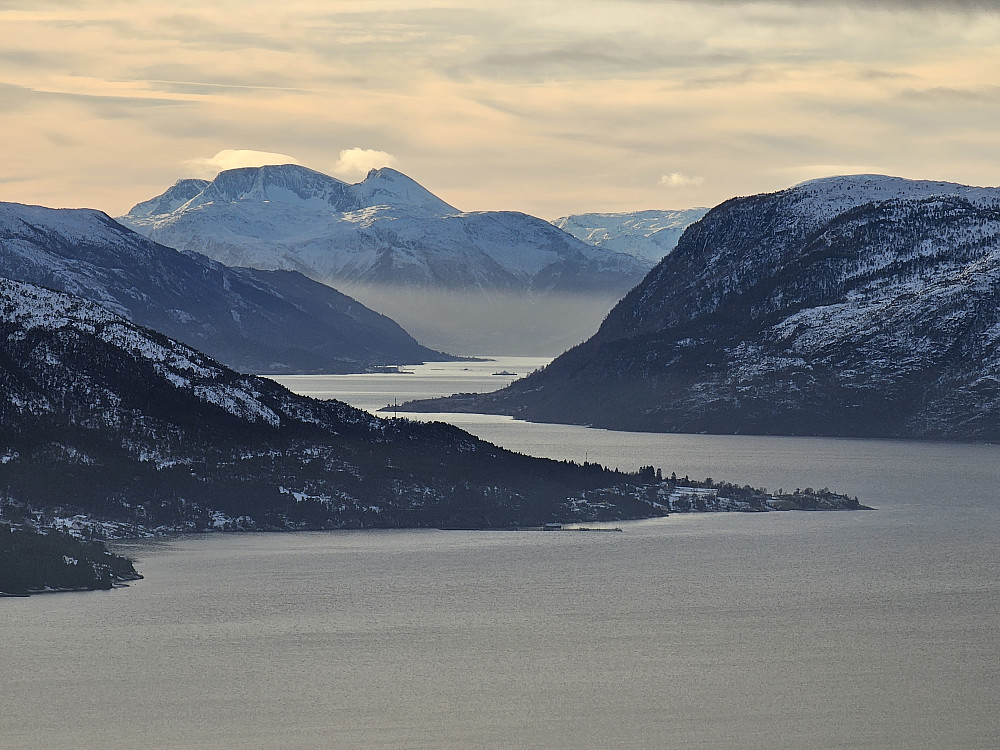 utsikt sydover fra Ullhovda utsiktspunkt (10 x zoom)
Her ser vi i forkant neset på Hammaren, Varaldsøy til høyre og Ulvanosa helt bak i horisonten 