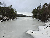 står på demningen nordøst til Storavatnet