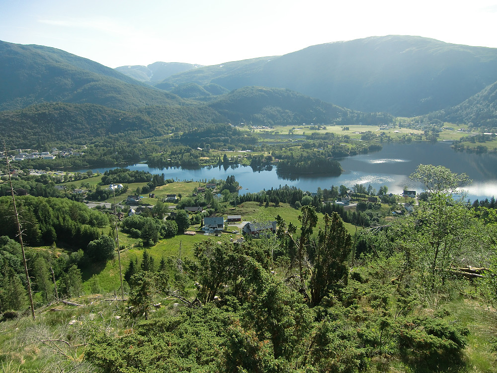 Fin utsikt fra Gaukavarden mot Gullfjellet, Livarden og Skådalsnipa. Haukelandsvatnet nede i dalen.