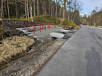 2 stk. nye sykkelstativ er dukket opp øverst i Munkebotn ved Munkebotsvatn.