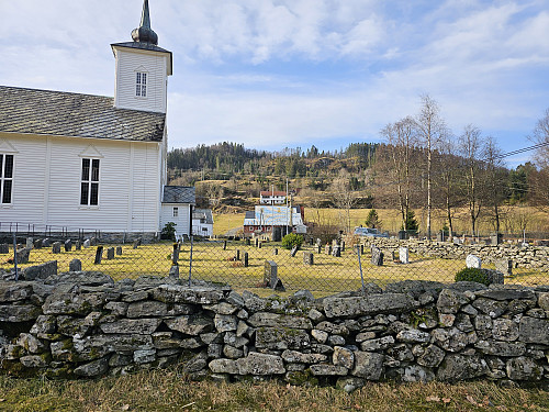Gjerstad kyrkje og Presttunåsen fra parkeringen til kirken