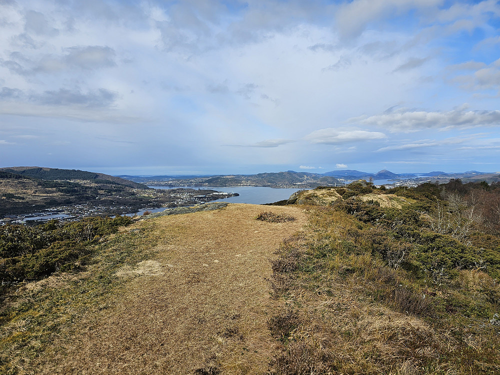 Flatt og åpent på Eikelandsfjellet her med utsikt mot Åsane og Knarvik.