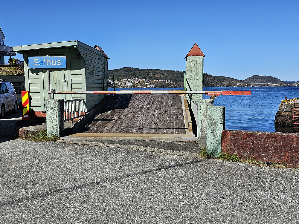 Salhus fergekai, Norges eneste fredete fergekai. Den var i bruk frem til 1985 da andre siden av fjorden fikk broforbindelse.