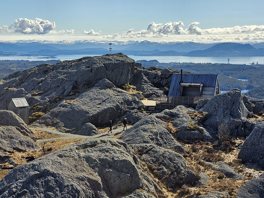 utsikt fra Utslettefjellet 253 mot trig.p. toppen 252 og dagsturhytta Utsletteslottet 