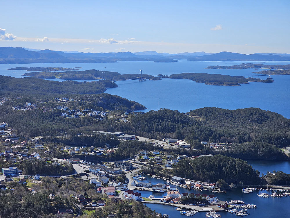Utsikt fra Utslettefjellet mot syd med Stordabrua og Bømlabrua 