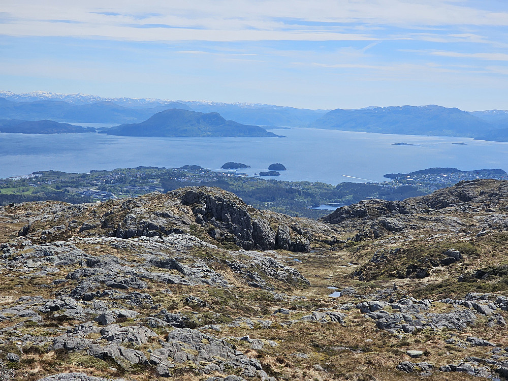 utsikt fra Klovfjellet mot Kvinnherad med Borgunøyna
