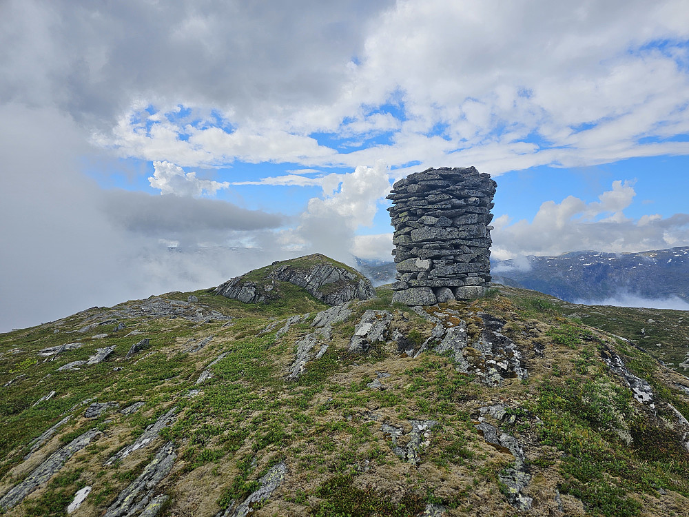 Svartetjørnfjellet PB nålen ved varden, knausen syd for varden er trolig 0,4 m. høyere.   
