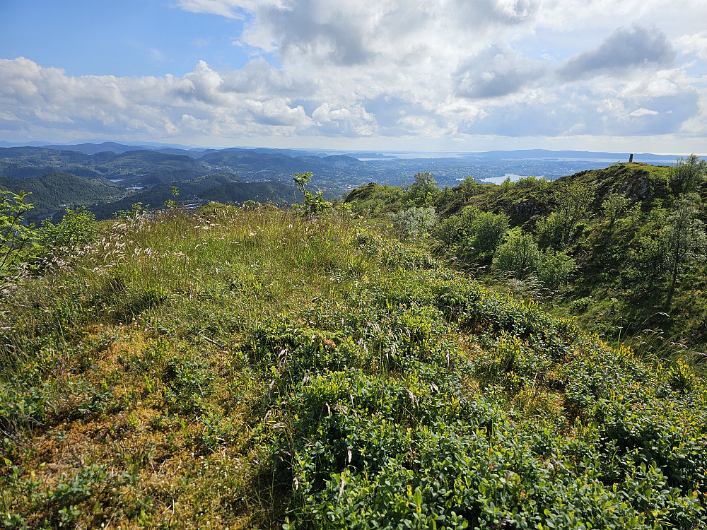 Landåsfjellet 428 med Landåsfjellet søyle til høyre
