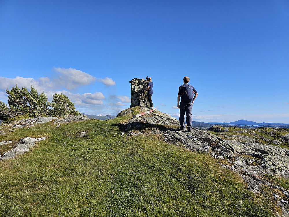 Endre og Harald ved varden