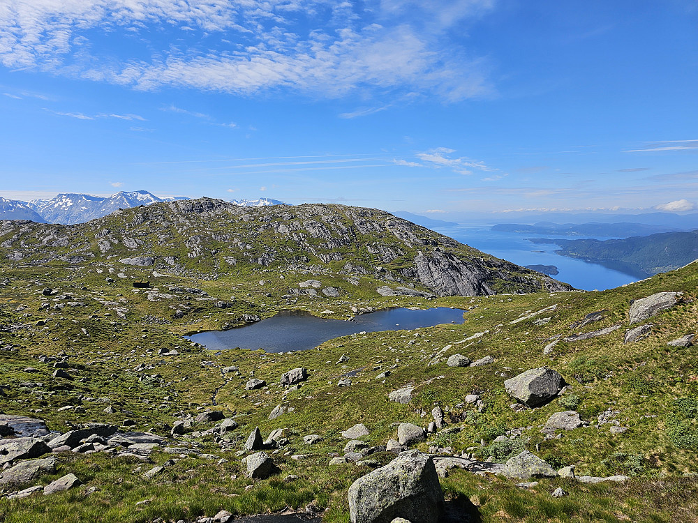 utsikt mot hytte og Saualifjell fra skaret
